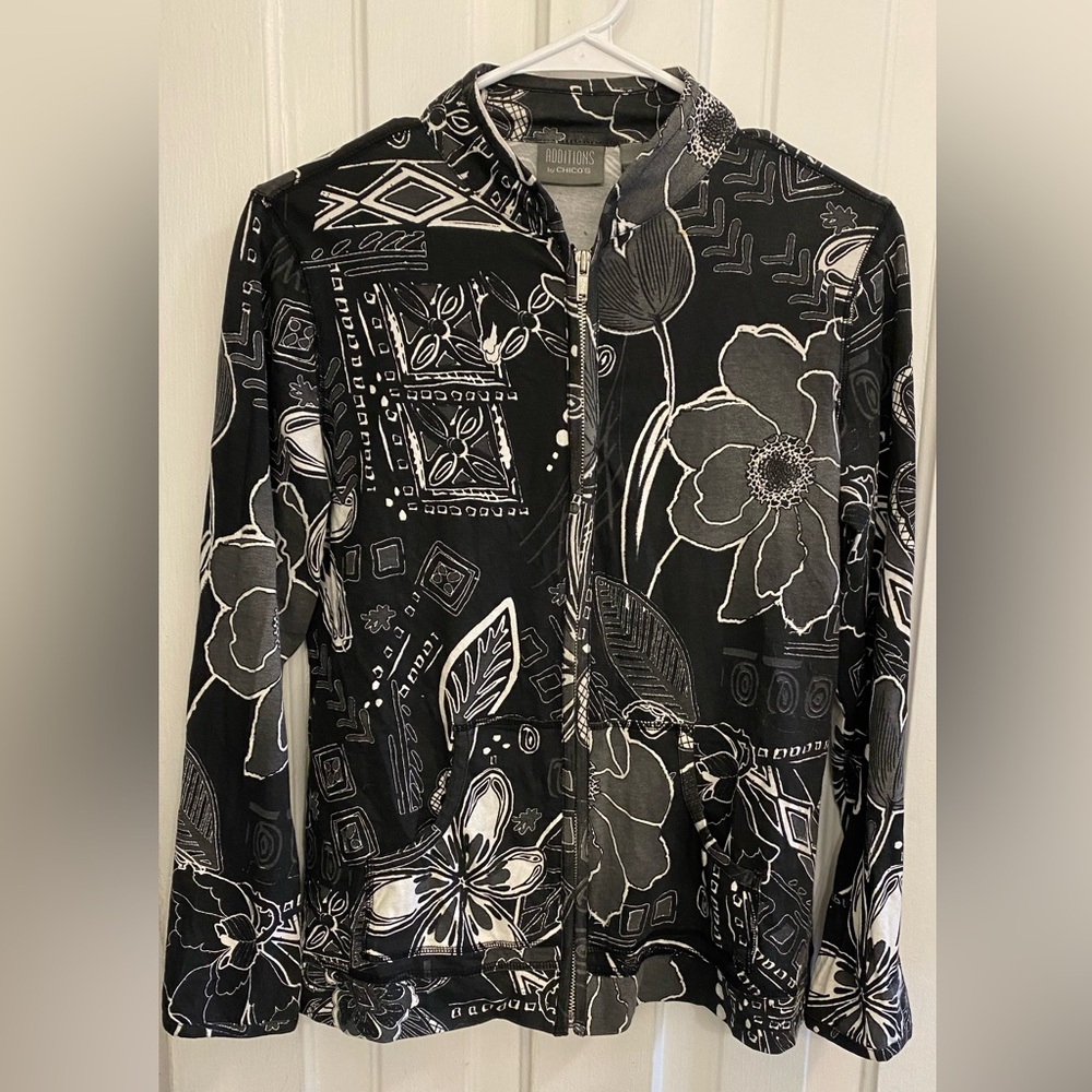 Chico’s Additions Black & White Floral Print Zip Up Jacket – Size 0